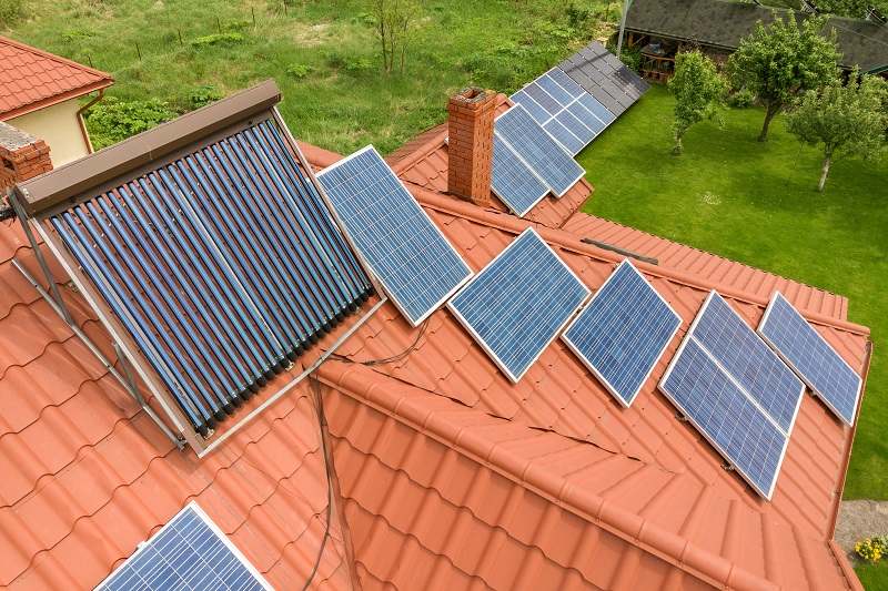 слънчеви палени и слънчеви колектори, монтирани на покрив на къща