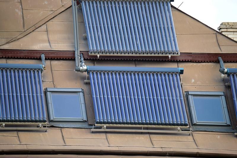 слънчеви колектори, монтирани на покрива на сграда