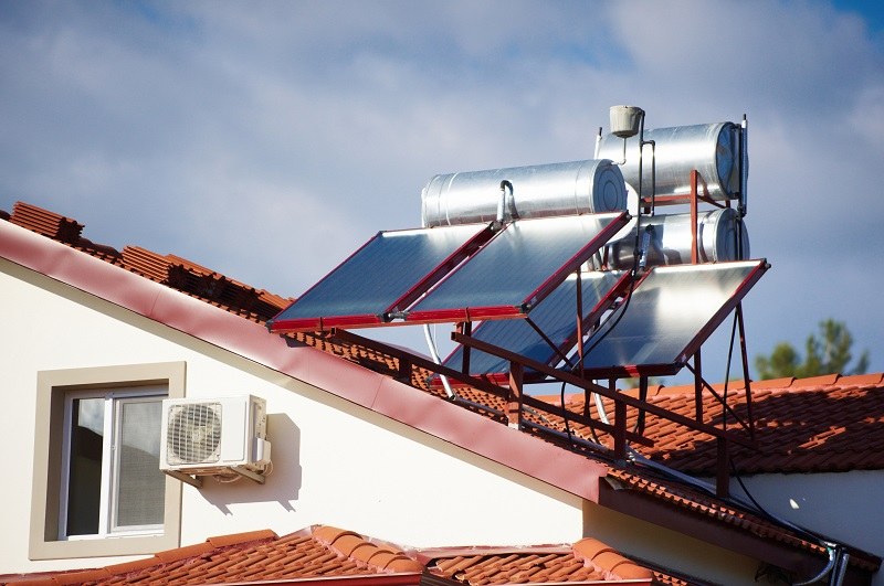 Монтиран соларен бойлер върху покрив на къща